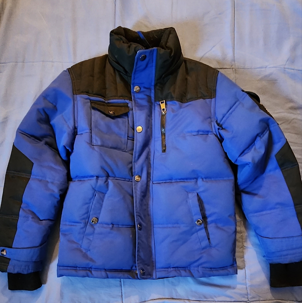 Big boy's DKNY coat size S (8)
